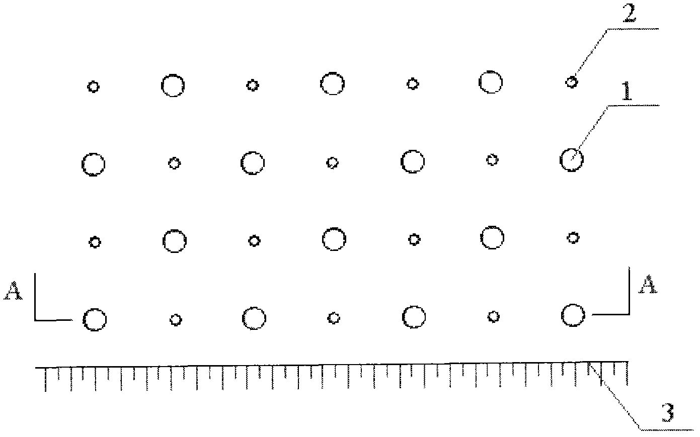 Deep-hole and shallow-hole combined bench blasting method capable of reducing blasting boulder rate