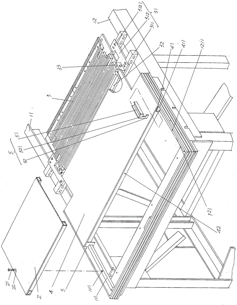 Escalator with anti-turnover function on leading edge treads