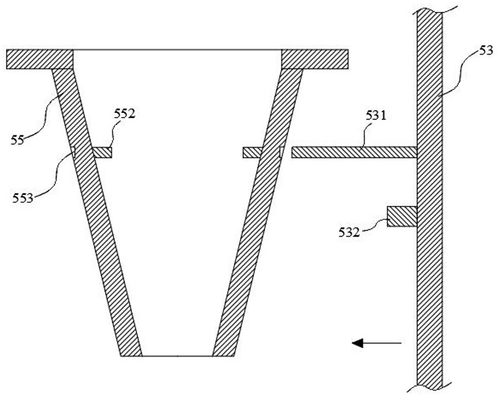 Freshness protection package heat sealing device and heat sealing method facilitating material filling