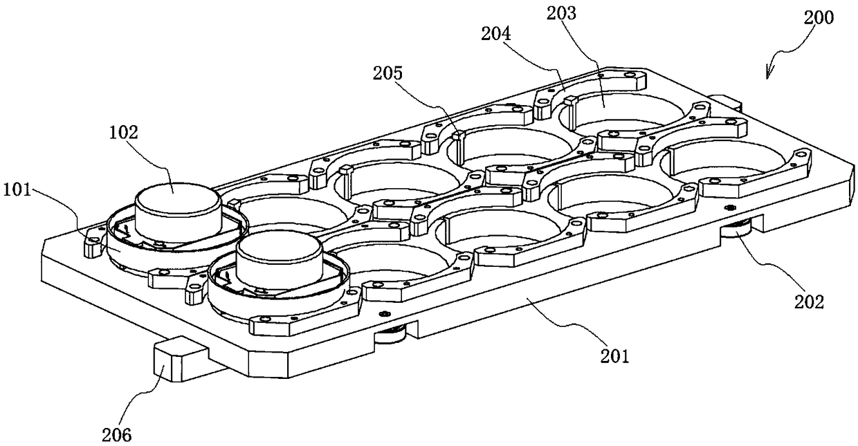 A multi-station assembly screwing device for a smoke alarm