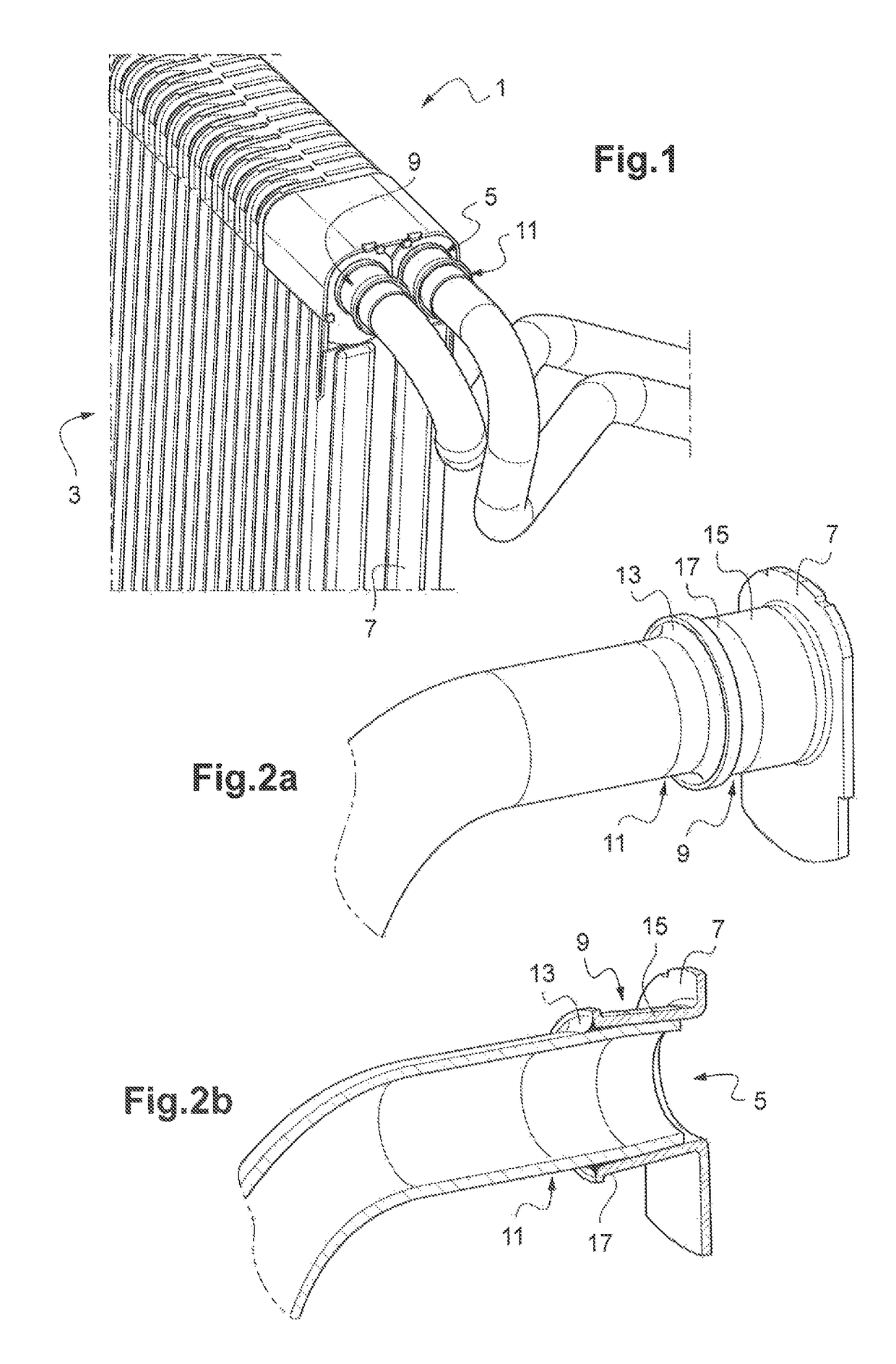 Connecting device, and corresponding thermal exchanger, particularly for a motor vehicle