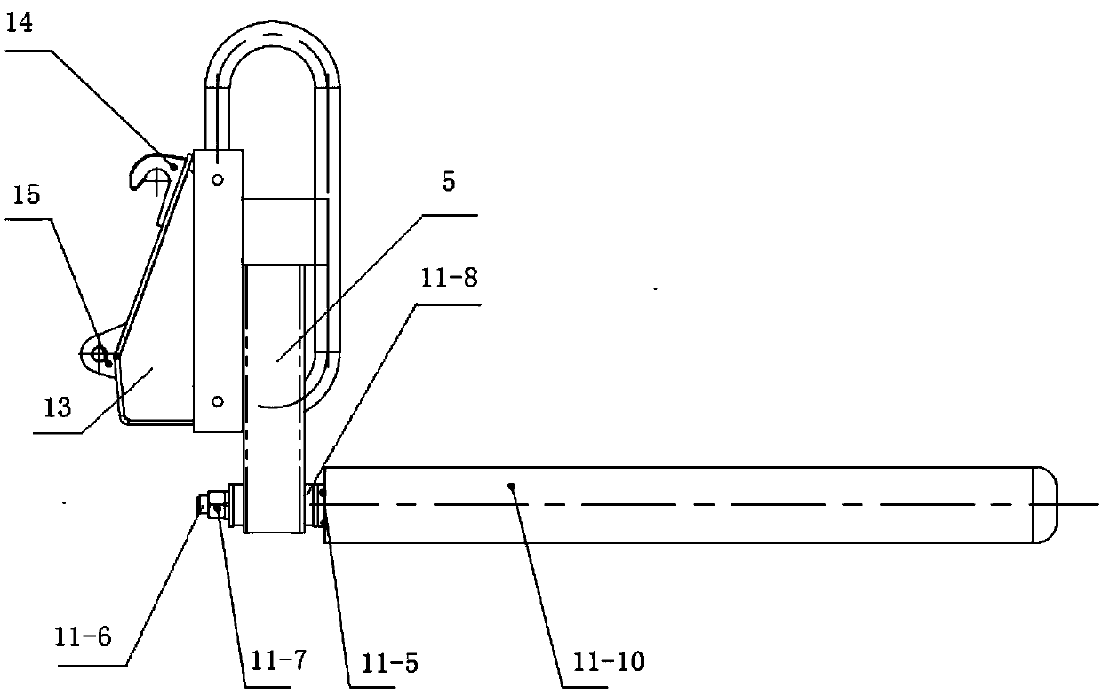 Round grass bundle supporting clamp, round grass bundle stacking device and working method