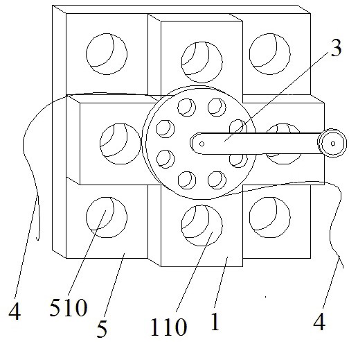 A labor-saving device for disassembling and assembling the main transformer clamp and its application method