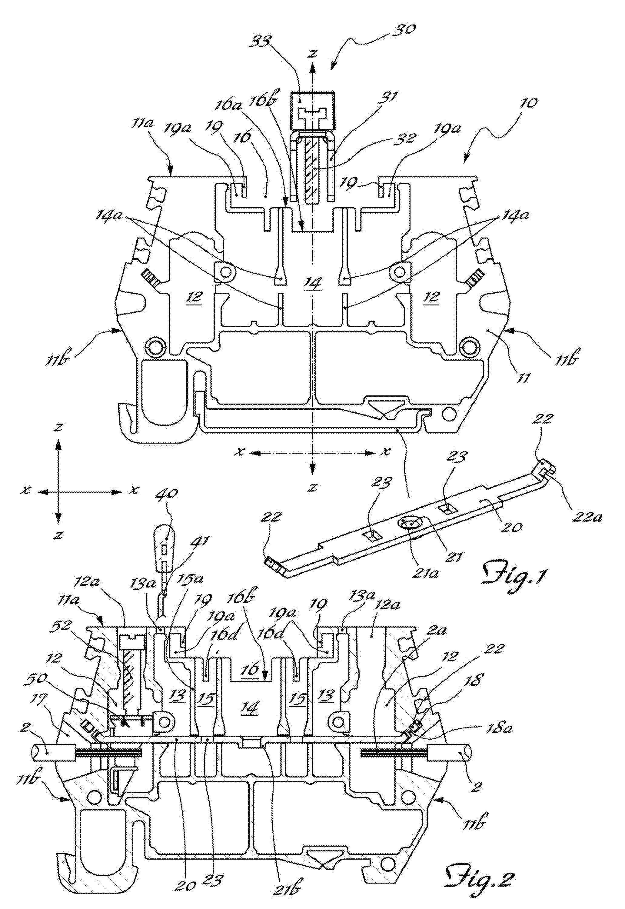 Base terminal block and auxiliary terminal block for switchboards and two-tier terminal block assembly comprising base terminal block and auxiliary terminal block