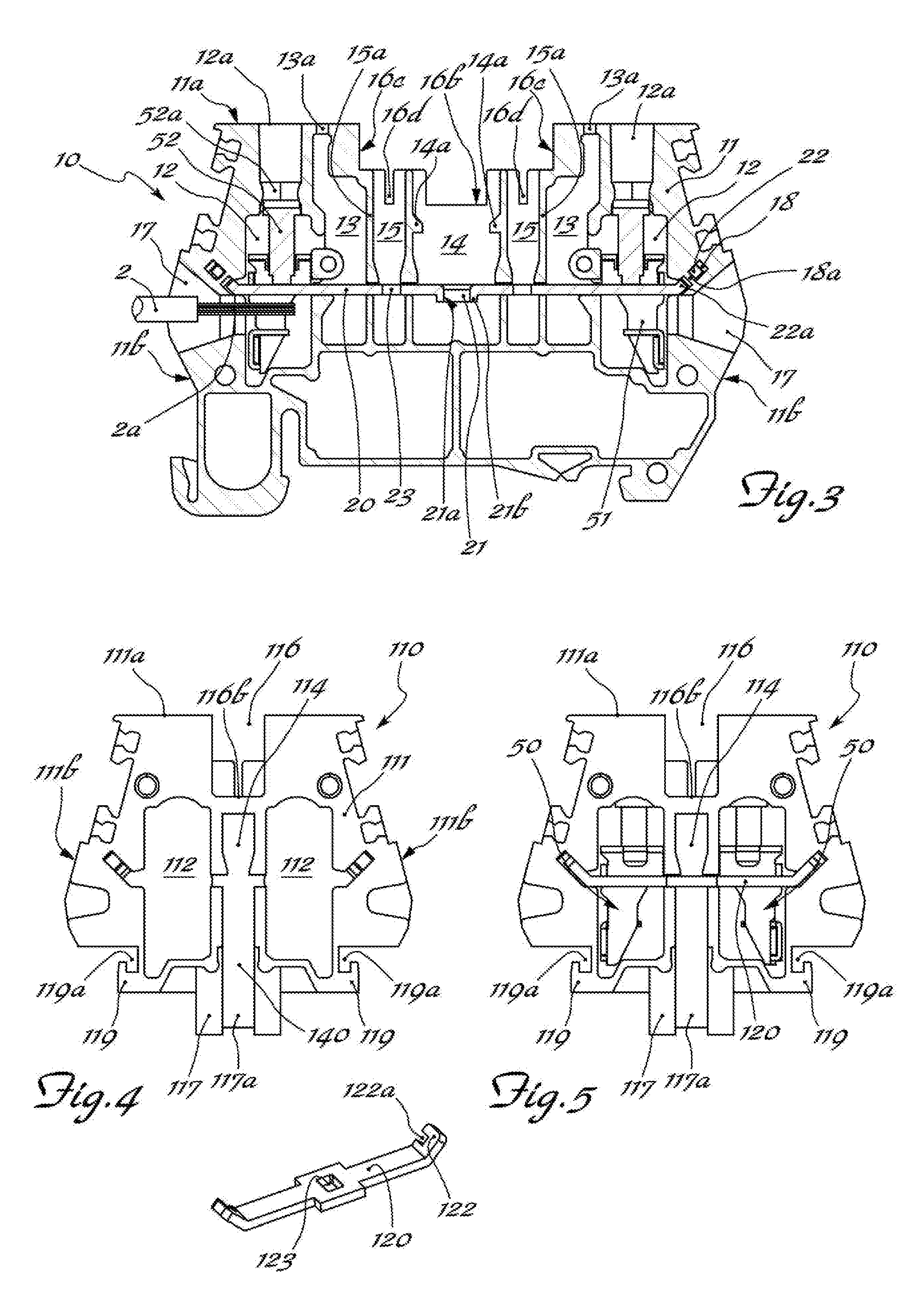 Base terminal block and auxiliary terminal block for switchboards and two-tier terminal block assembly comprising base terminal block and auxiliary terminal block