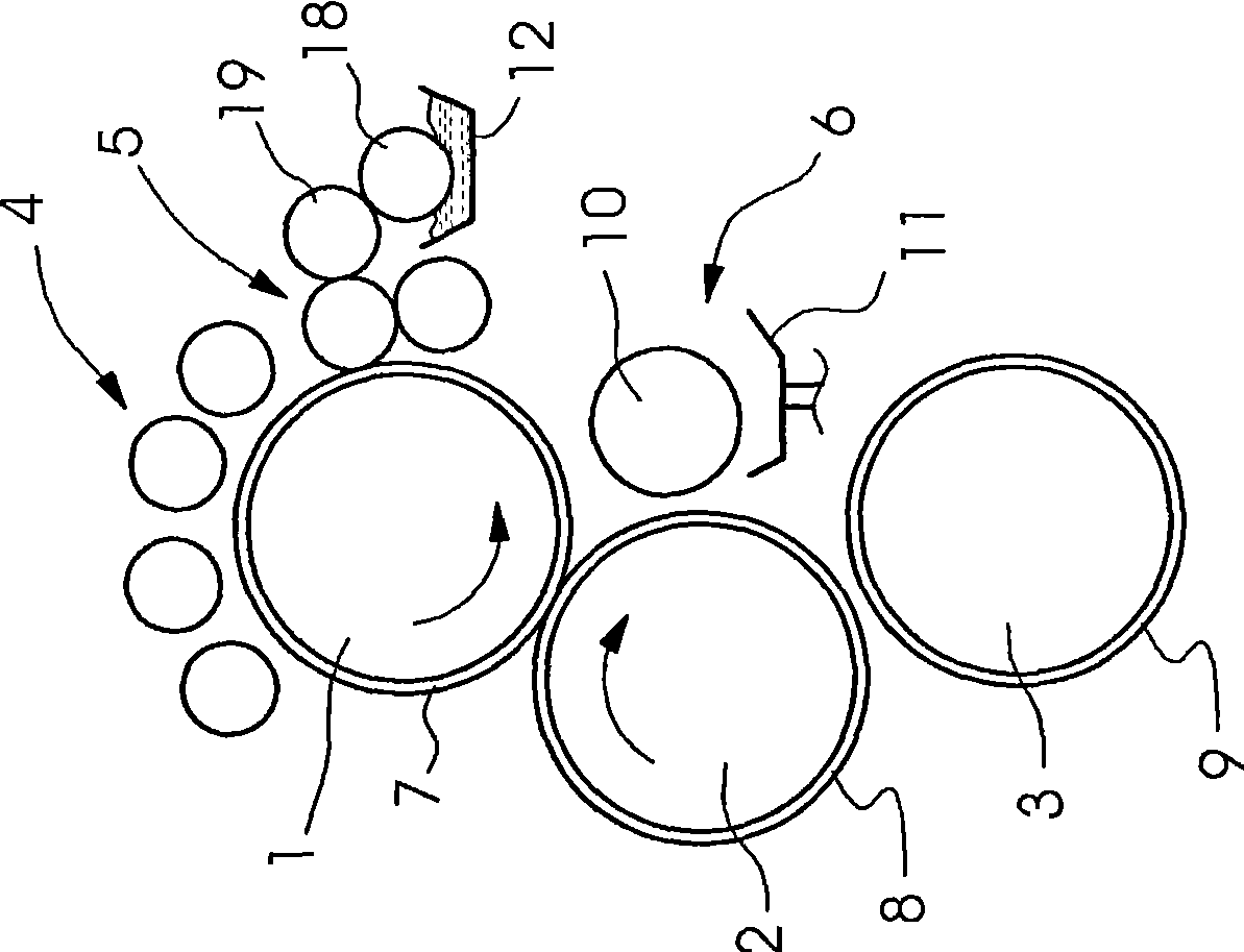 Method for cleaning a circumferential surface of a cylinder of a printing press