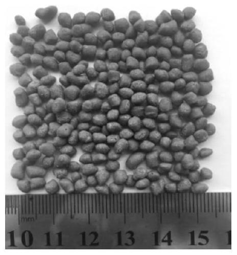 Slow-release corrosion and scale inhibitor capsule for oil wells and preparation method thereof