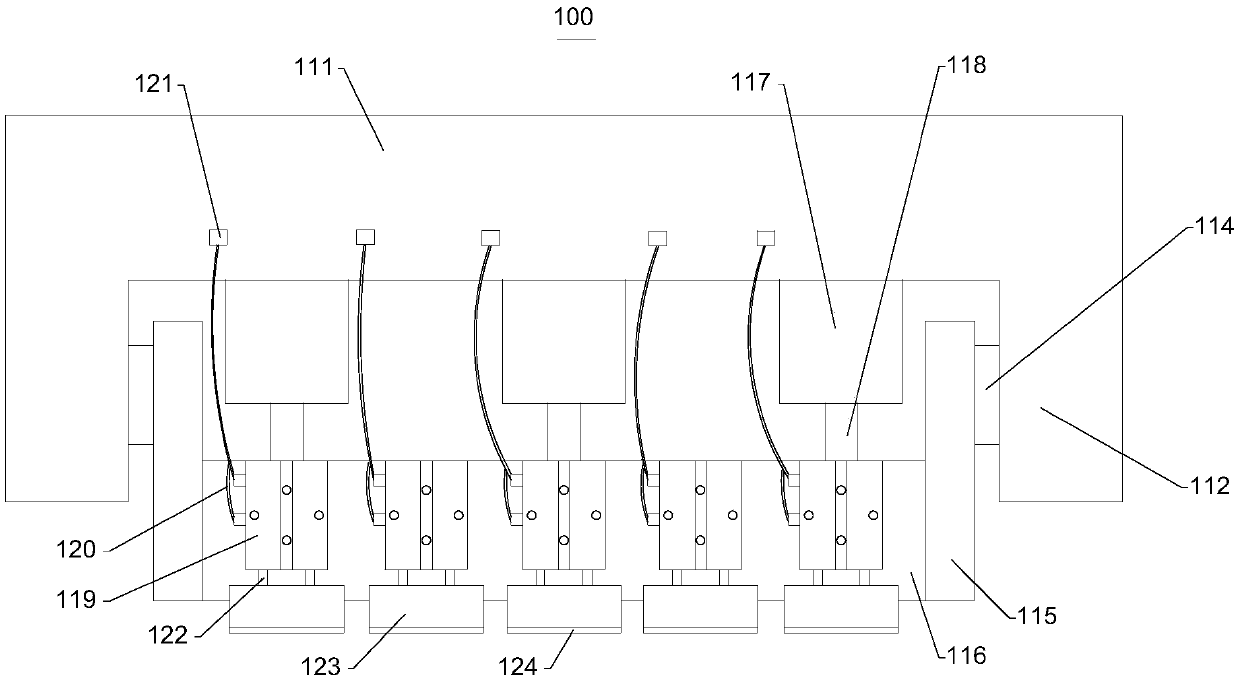 Multi-section type material pressing mechanism