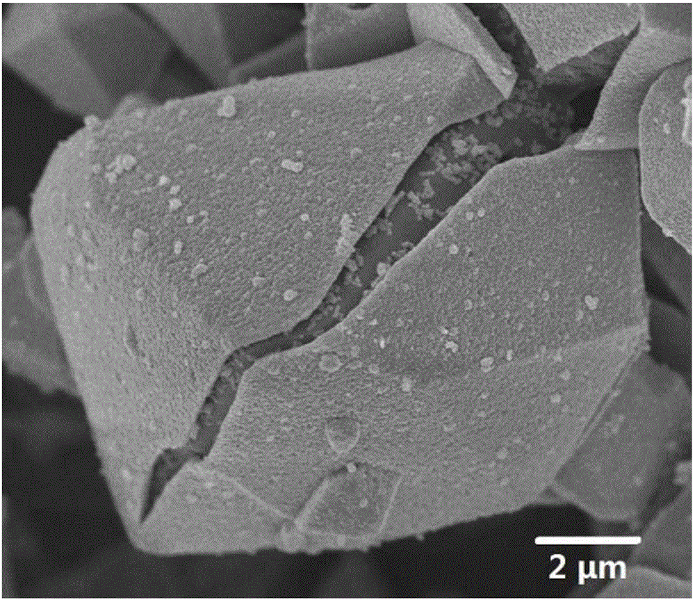 Method for fixing arsenic by preparing ferric arsenate/goethite material of core-shell structure by means of arsenic-containing solution