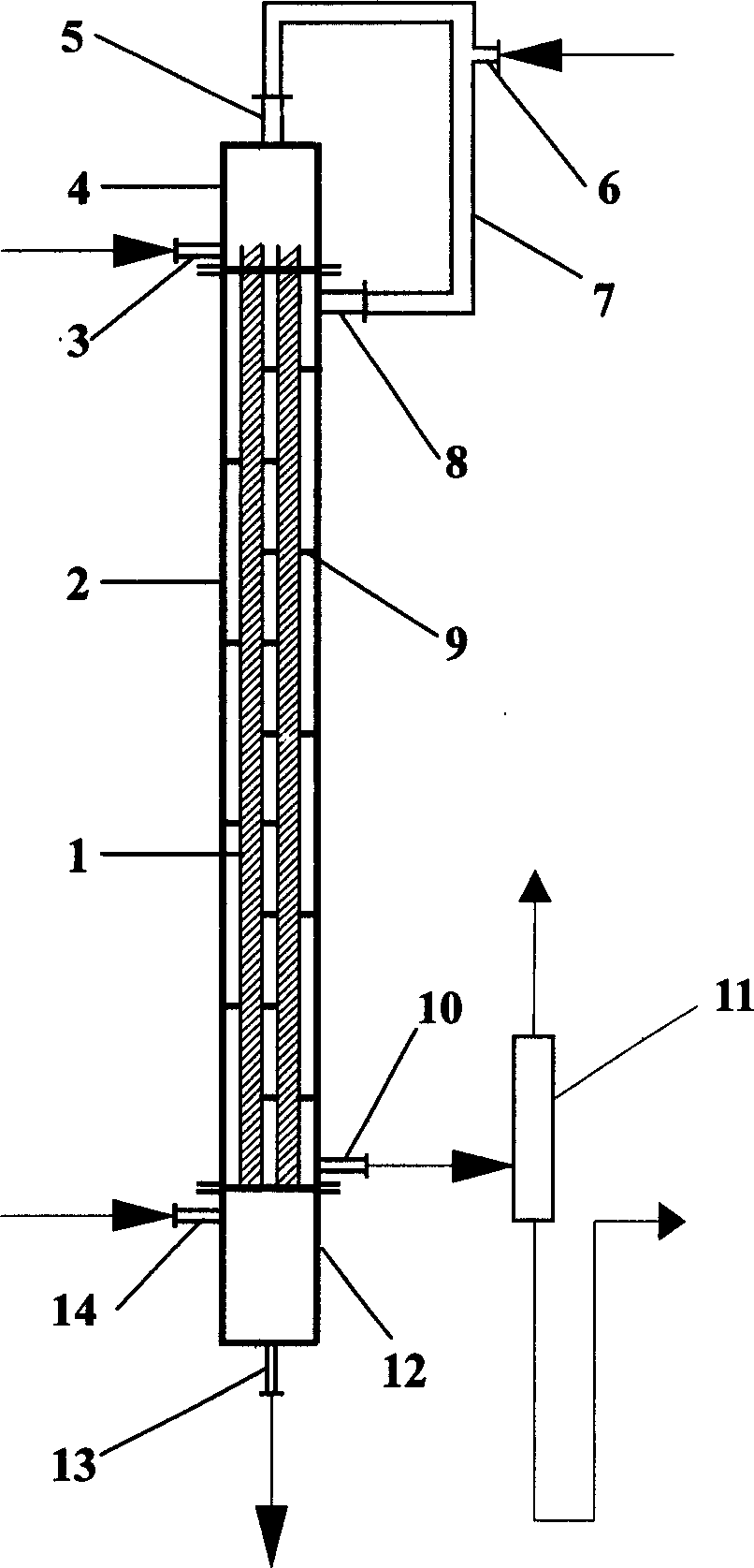 Desalting apparatus and process for seawater or brackish water by moistening-drying