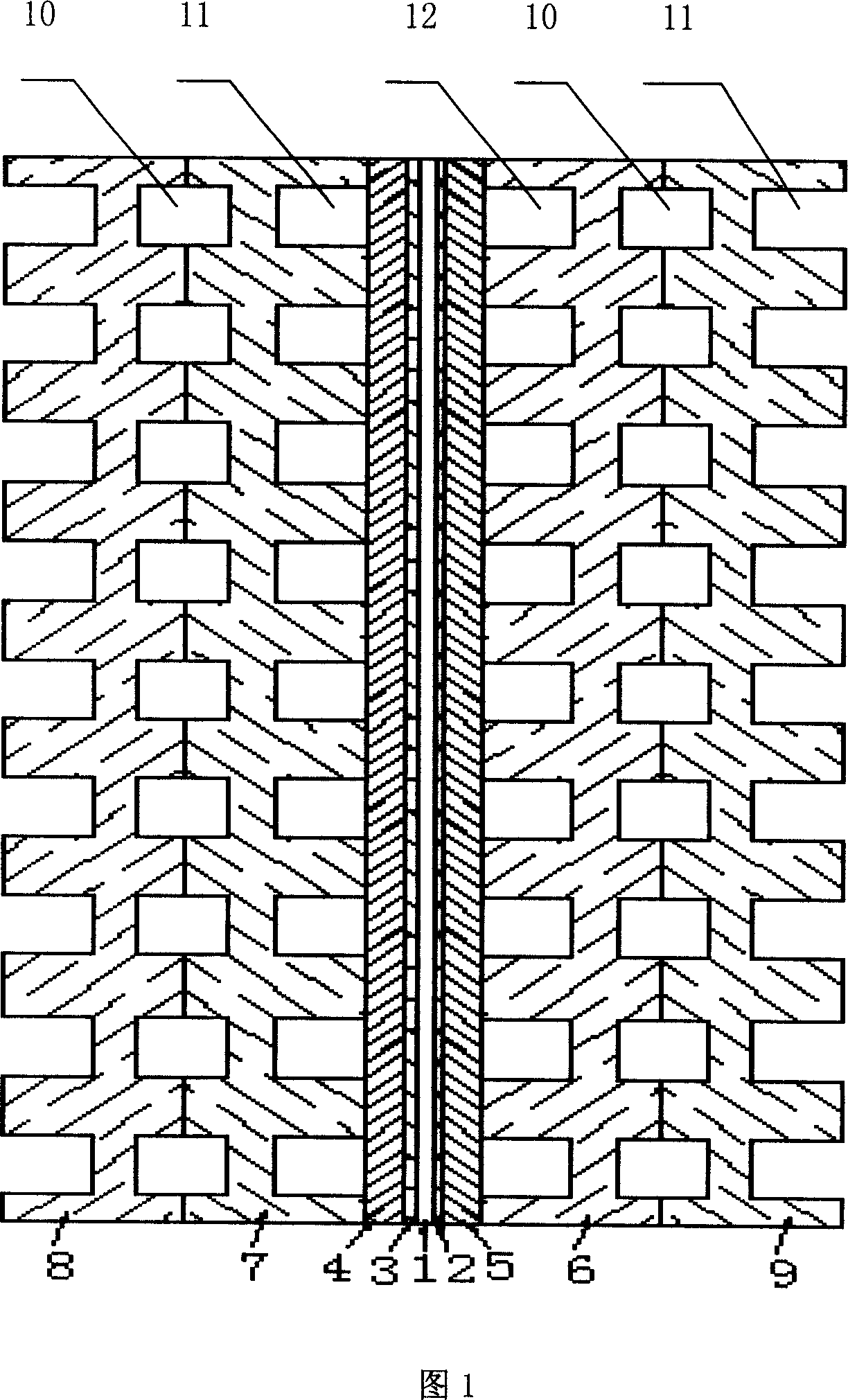 A method for balancing the water in the proton exchange film fuel battery via the dual-electrode plate