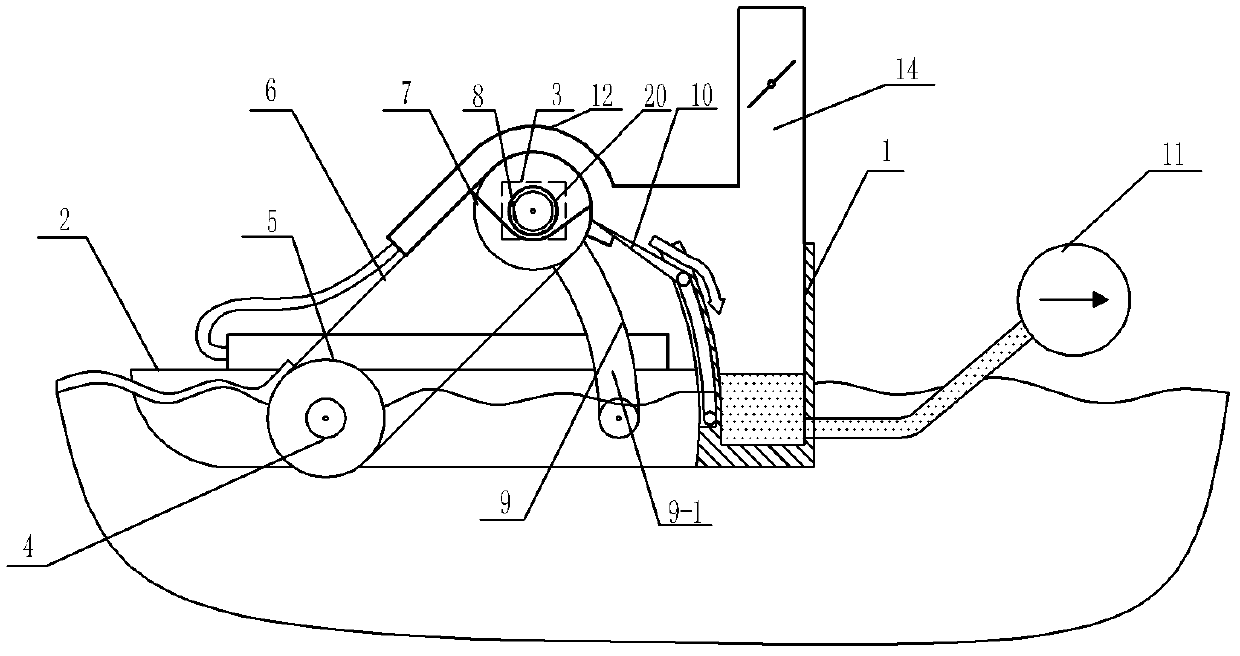 Water surface oil recovering device