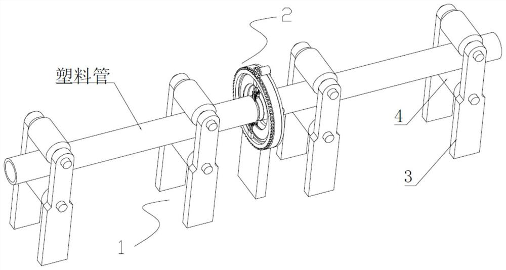 Plastic pipe cutting device for plastic extruding machine