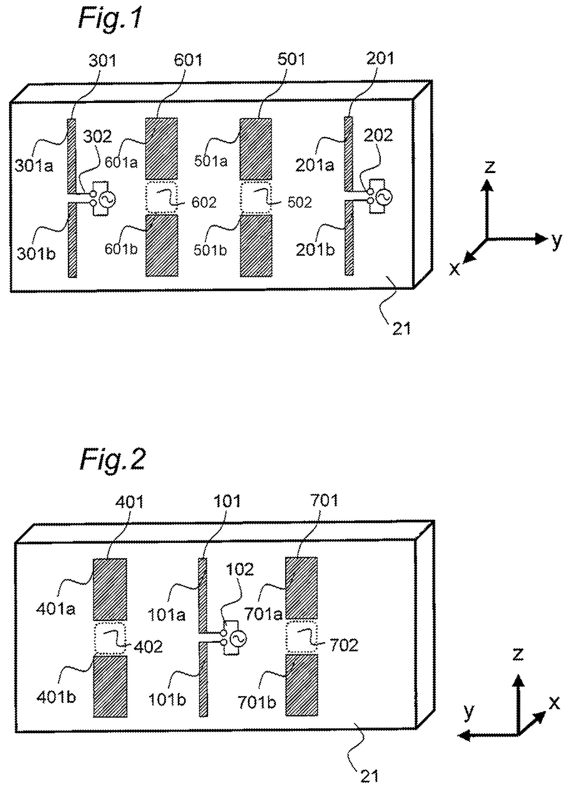 Antenna apparatus including feeding elements and parasitic elements activated as reflectors