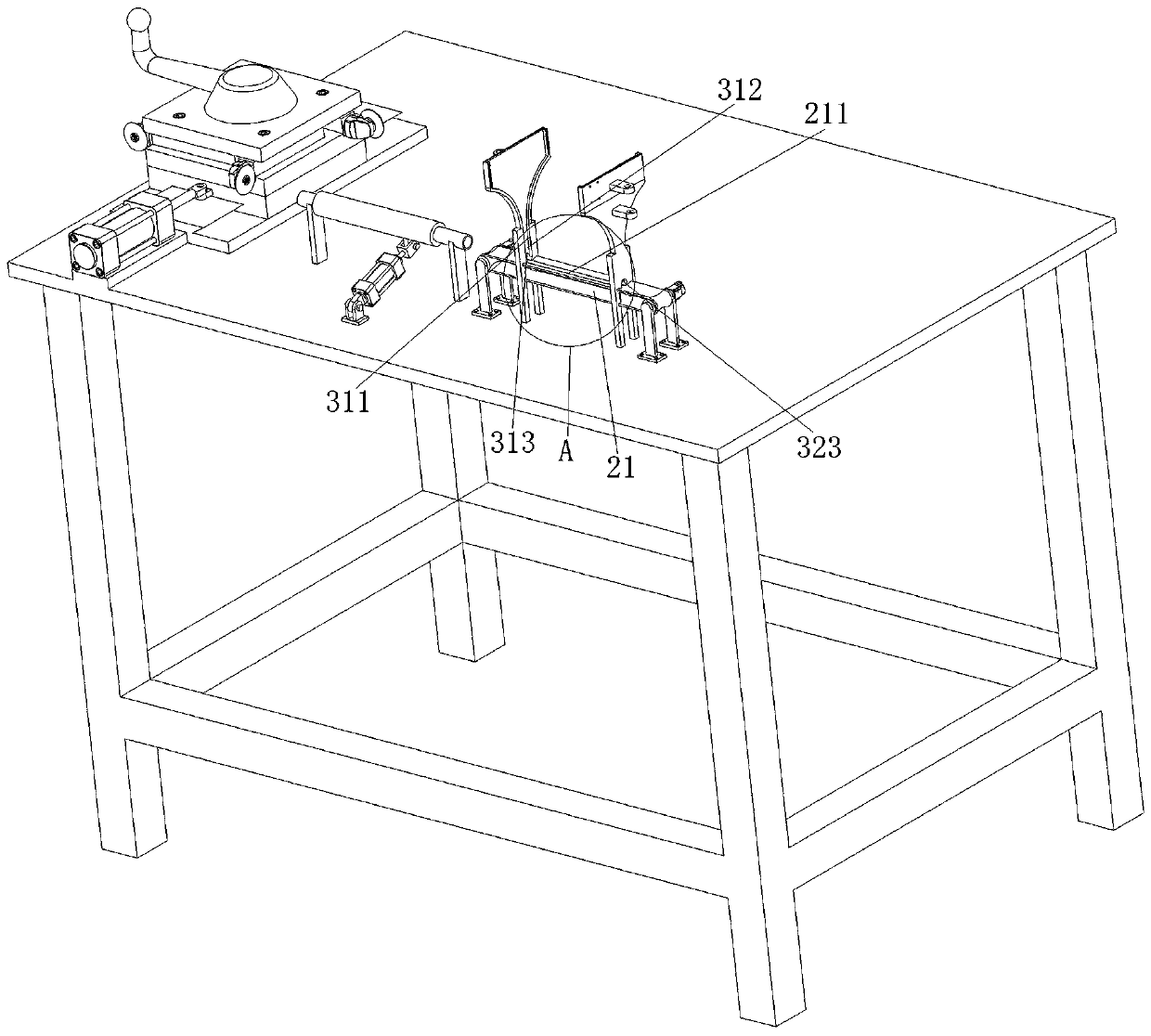 Feeding mechanism and method of bamboo rake hook cutting machine