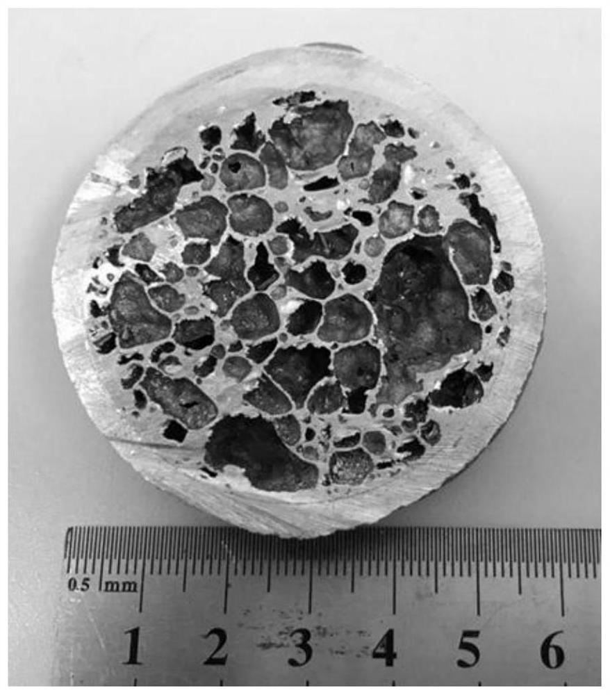 Foamed aluminum with sandwich structure and preparation method of foamed aluminum with sandwich structure