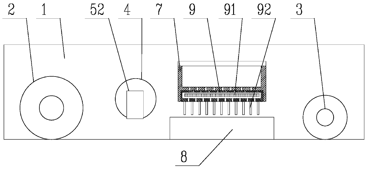 A self-adjusting cloth wrinkle-removing and leveling device