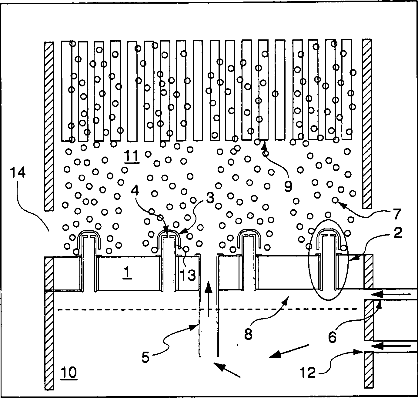 Aerating device for a water filtering system with immersed membranes, including a floor provided with means for injecting a gas and at least one pressure balancing system