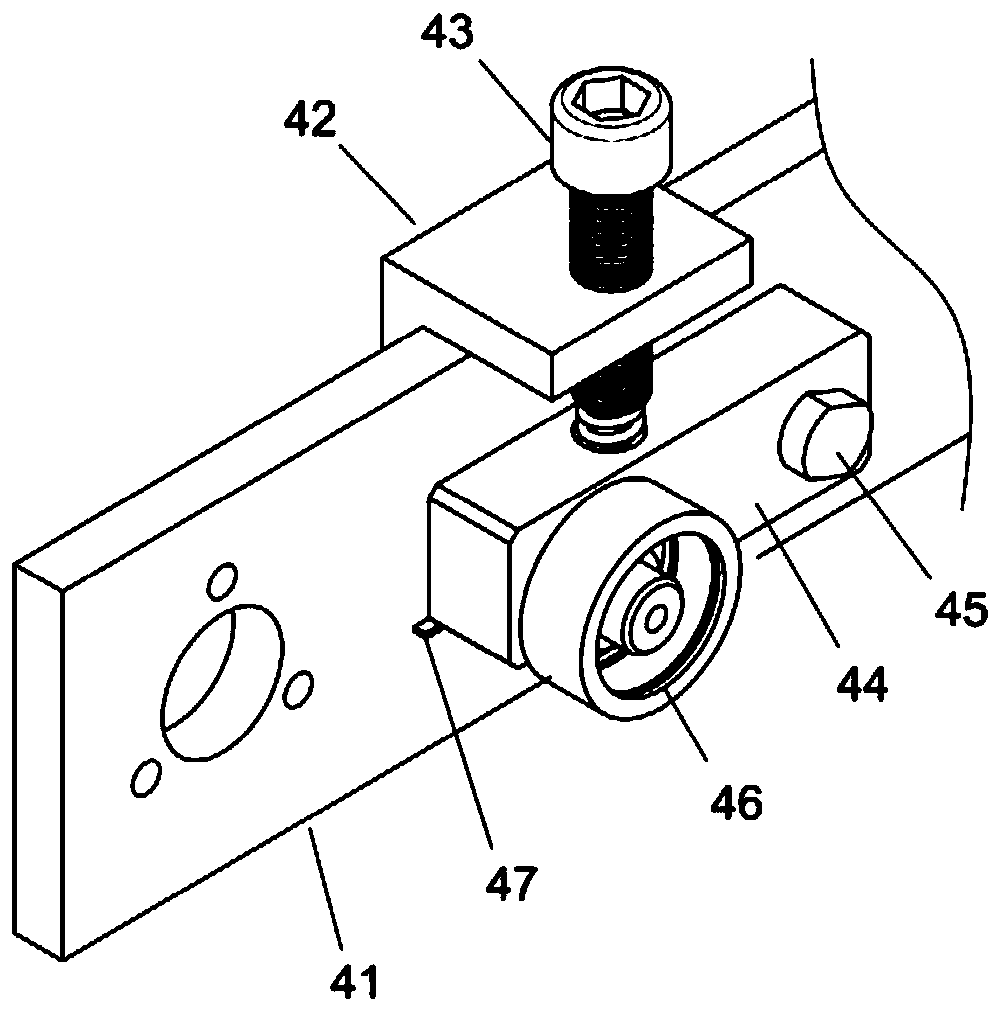 Smooth hemming device for woven fabric