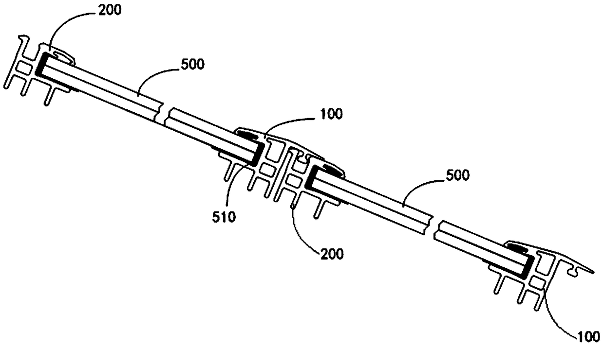 A solar photovoltaic module and a mounting method thereof