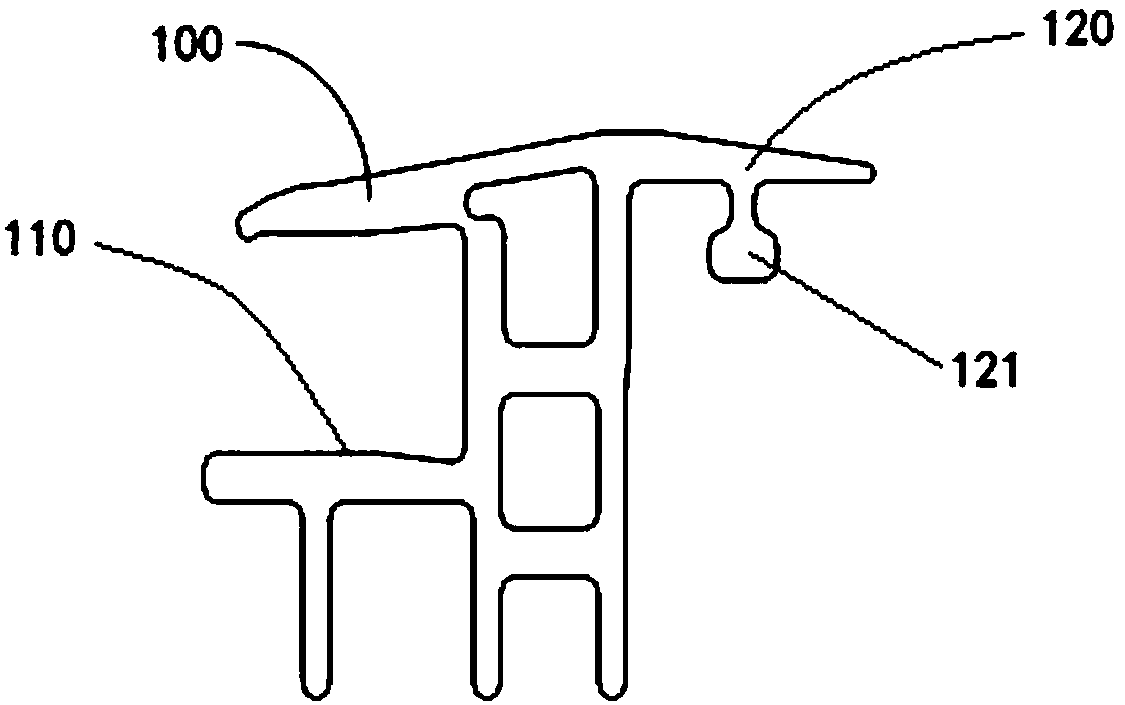 A solar photovoltaic module and a mounting method thereof