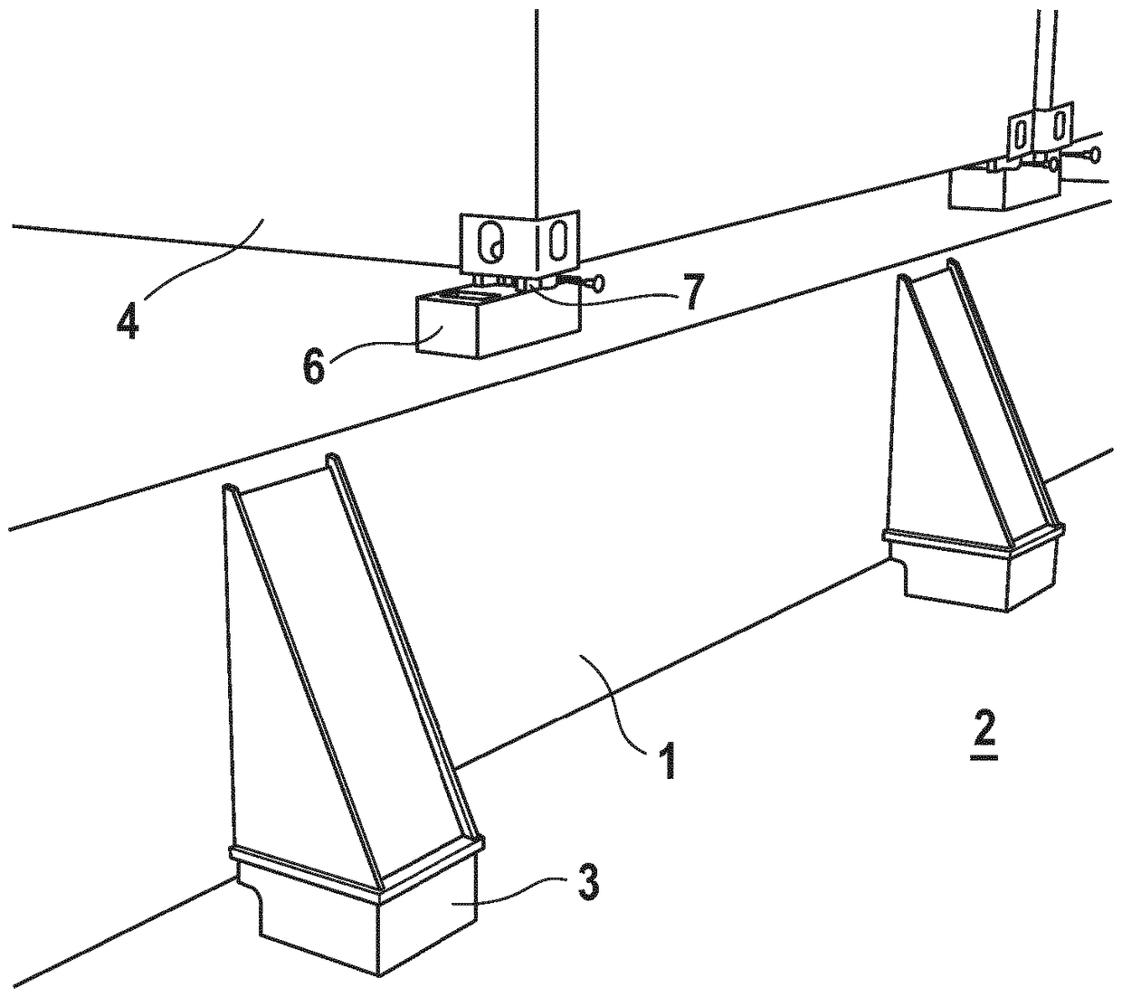 Arrangement for determining the weight of a ship's hatch cover and of the load thereon, such as containers, and a support member