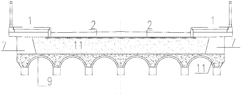 Small-town arch bridge local widening and reinforcing method based on characteristic of tidal traffic flow