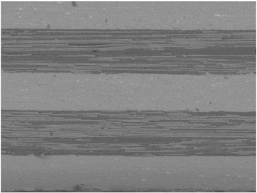 Flexible roll-bending forming device and method for fiber-metal super hybrid composite laminate