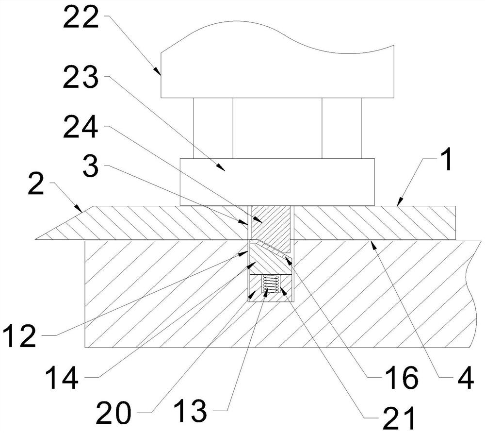 Cutting edge grinding device of transverse scissors and feeding method of cutting edge grinding device