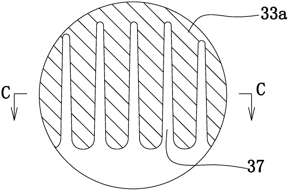 Deburring device and deburring method for cast cylinder bodies