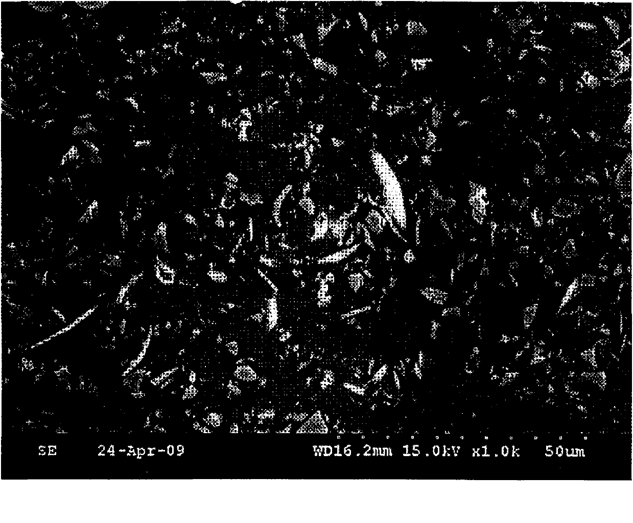 Multilayer laminated plate with spherical fillers, and circuit board thereof