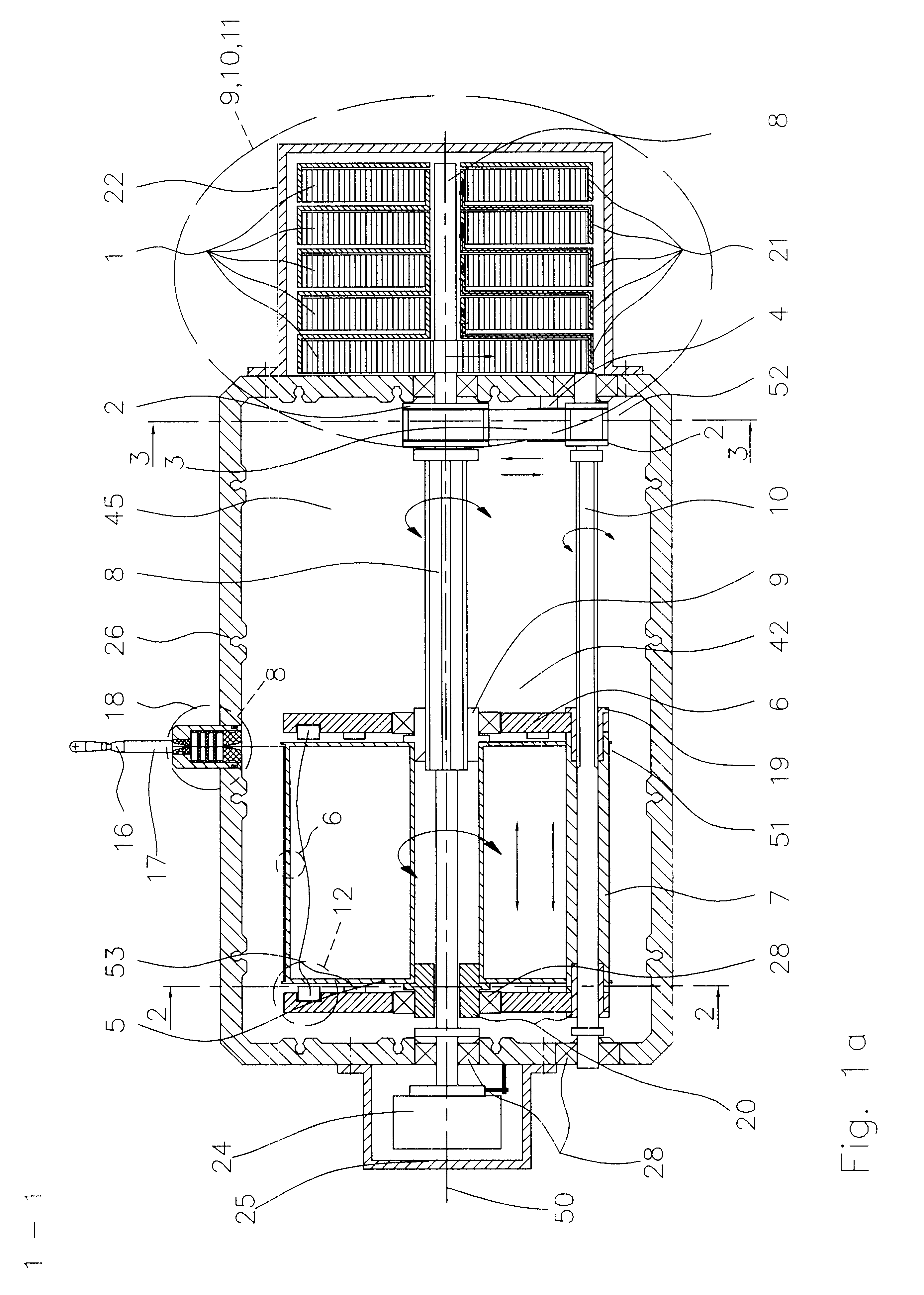 Measuring cable travel sensor with longitudinal drive for the cable drum