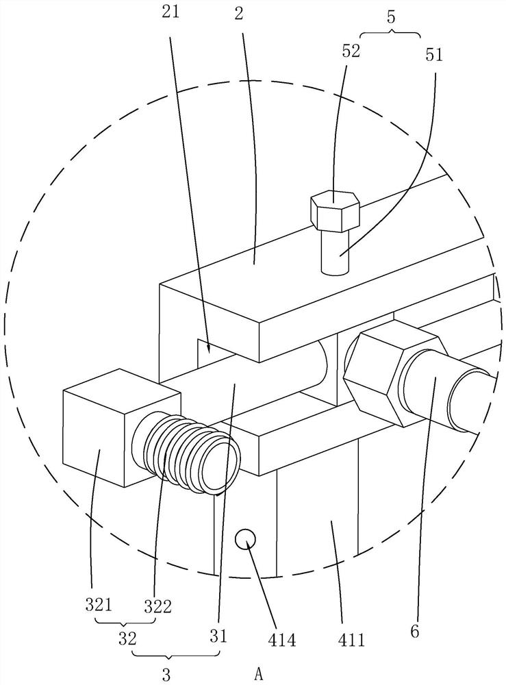 Auxiliary tool for assembly pipe machining