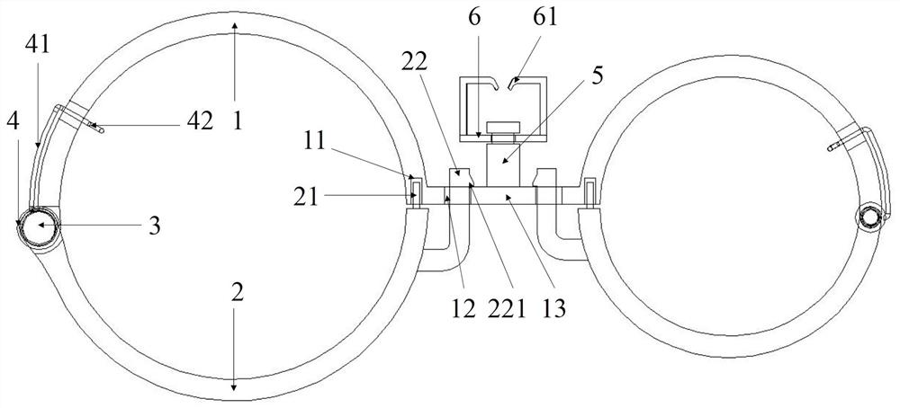 Self-tightening pipe clamp and air conditioner using it