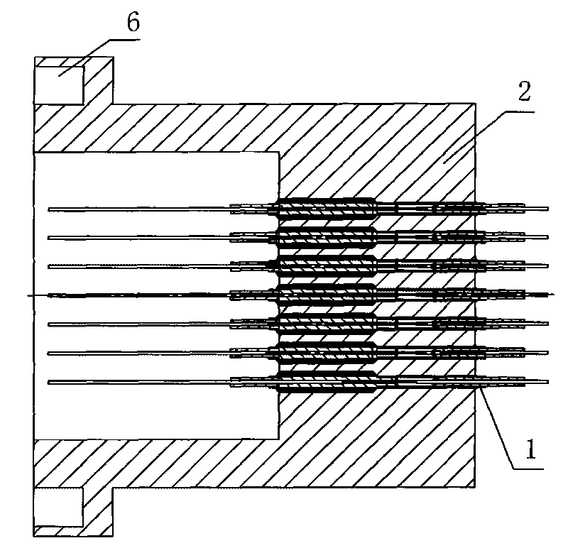 Direct-pass type optical fiber sealing device and method for manufacturing same