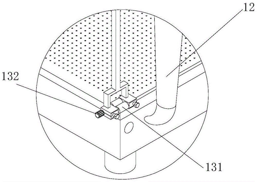 A solar cell welding strip dismantling device