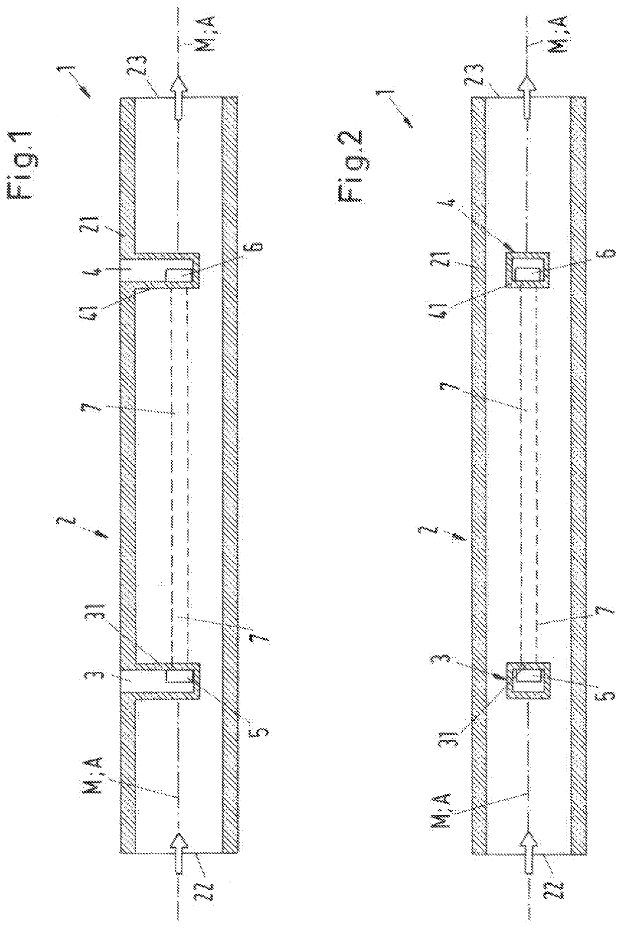 Ultrasonic measuring device for the measurement on a flowing fluid and ultrasonic measuring system