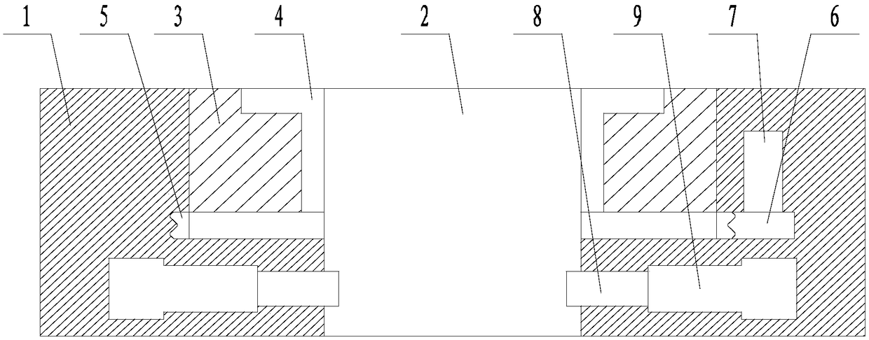 Turntable structure with built-in scraper