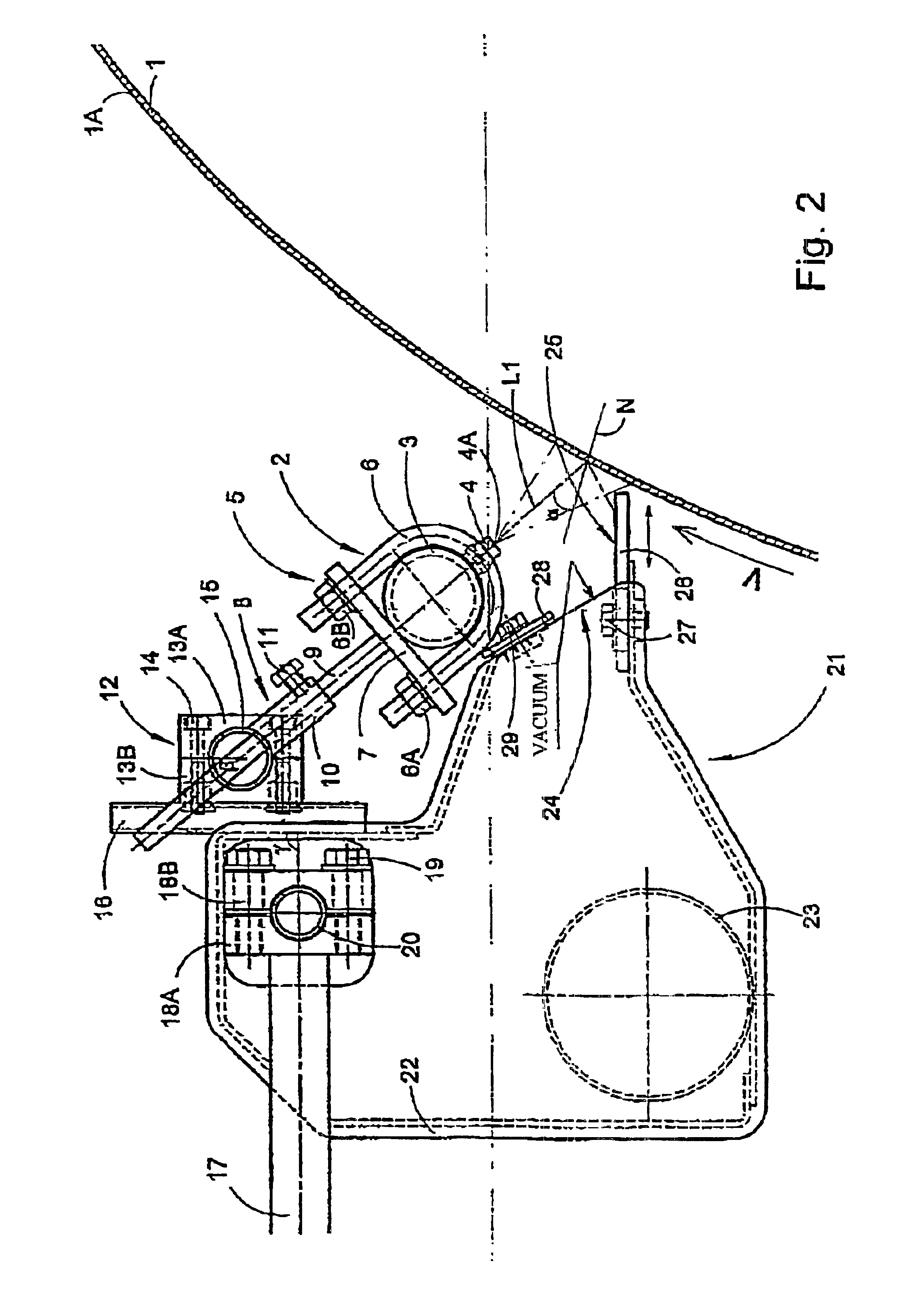 Method and a device for removing water from the surface of a roller jacket