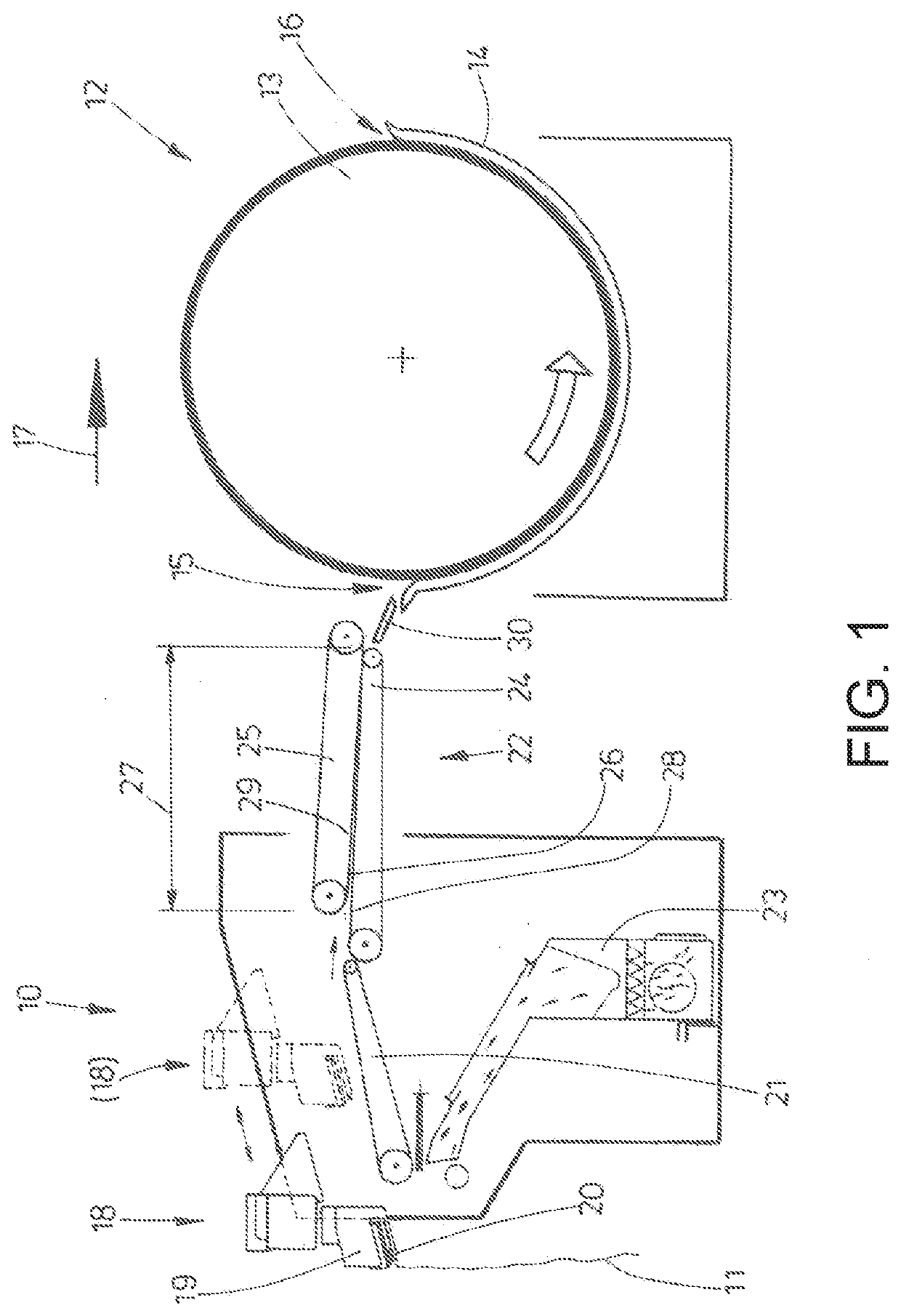 Method and device for feeding laundry pieces to a laundry treatment installation