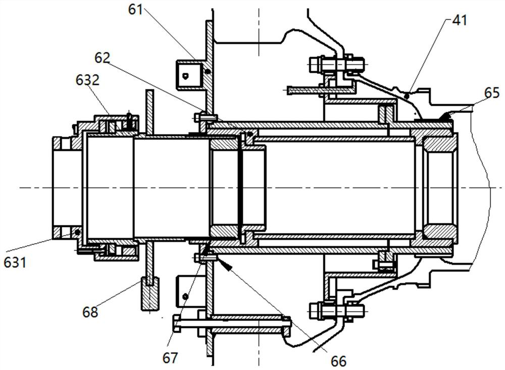 A traction device for a low-pressure turbine of an engine