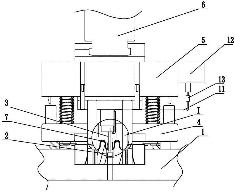 Separation device for reducing punching wear of hot-formed steel plate