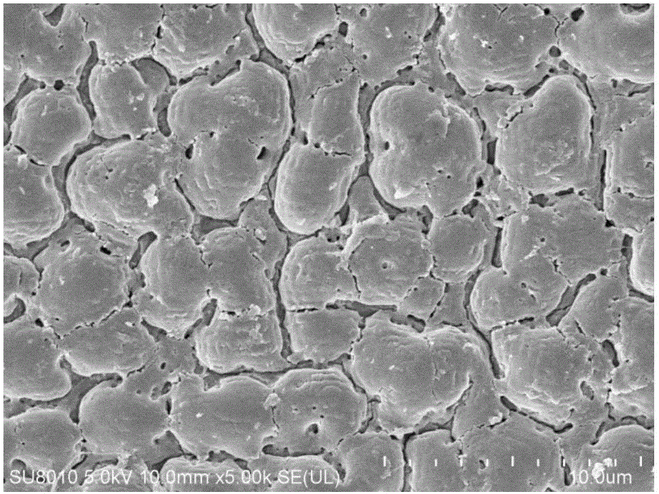 Method for preparing micro-nano composite structure through nanosecond laser induced cracks