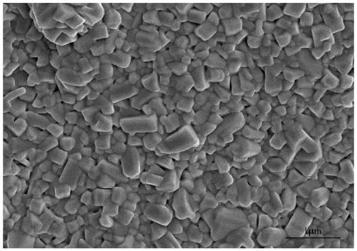 Electric field assisted quick sintering method of ultrafine-grained hafnium oxide ceramic