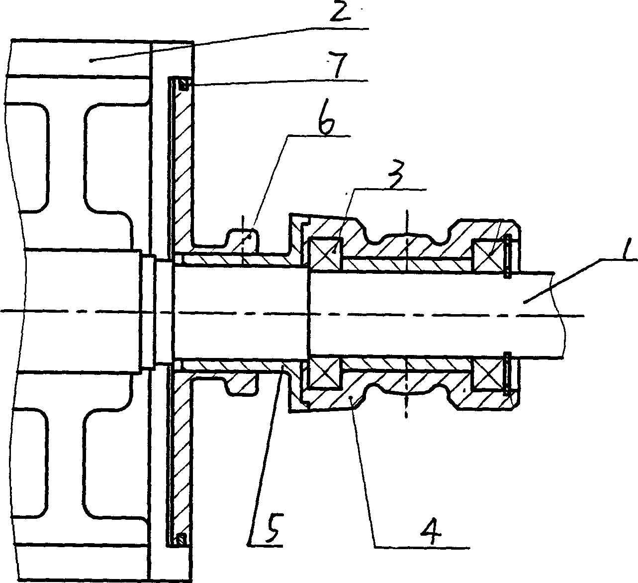 Device at axle head for blocking fiber fly