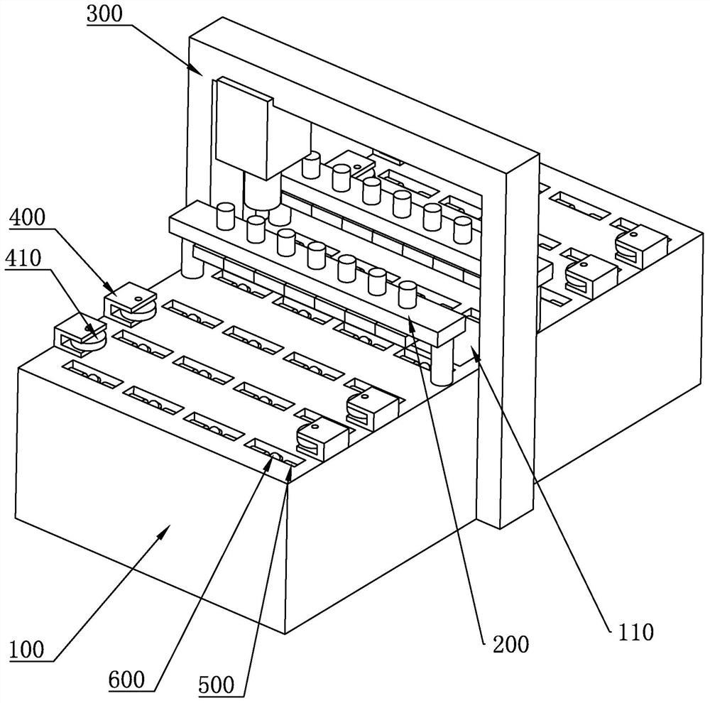 Welding equipment for continuous splicing of plates and welding method thereof