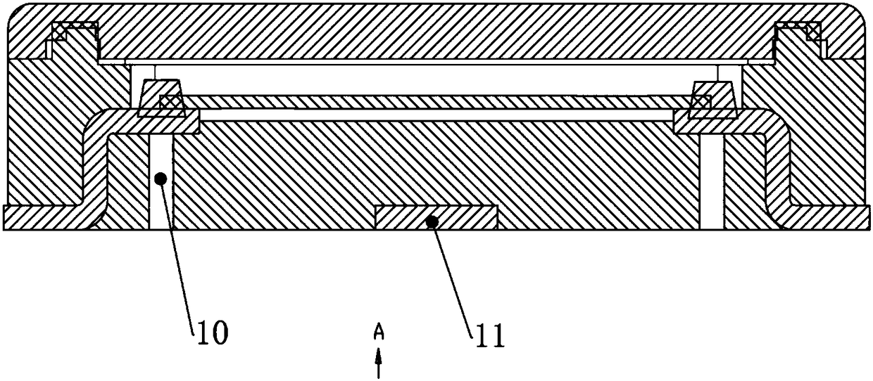 Plastic packaged quartz crystal resonator and preparation method thereof