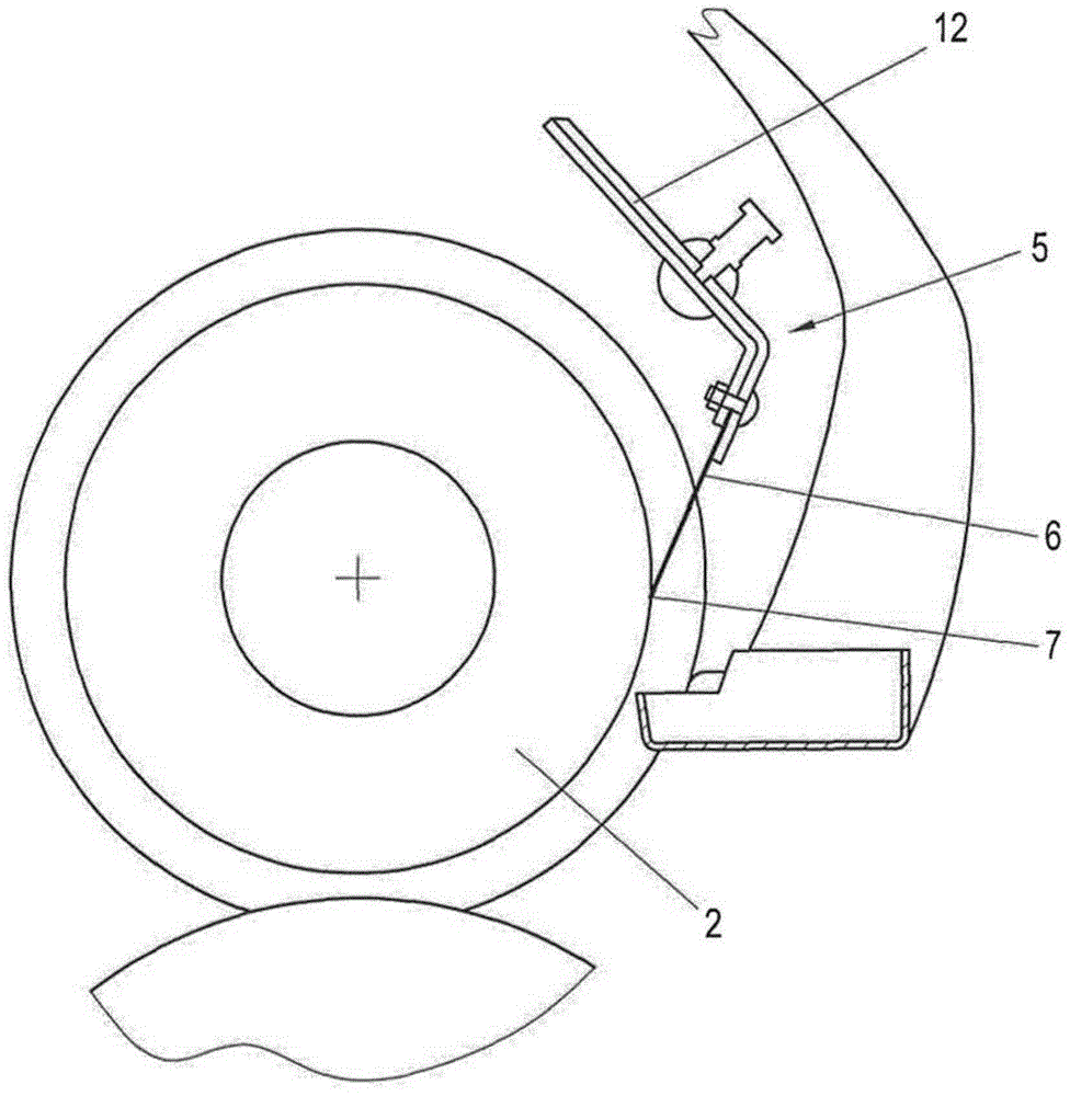 Roller arrangement comprising a scraper