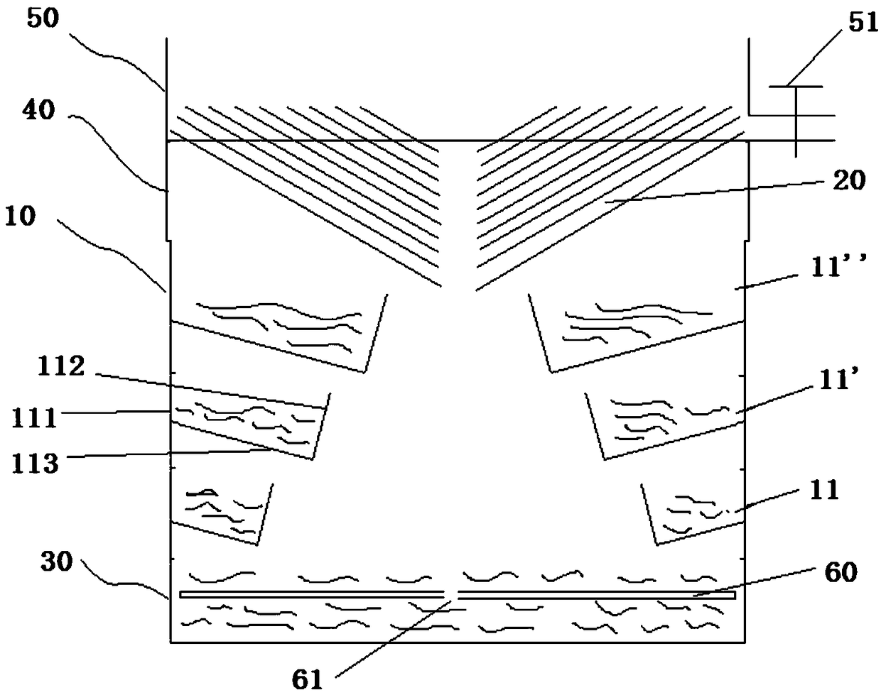 Awl-like seawater desalination apparatus having multi-stage black and white water tanks and using solar energy, and seawater desalination method