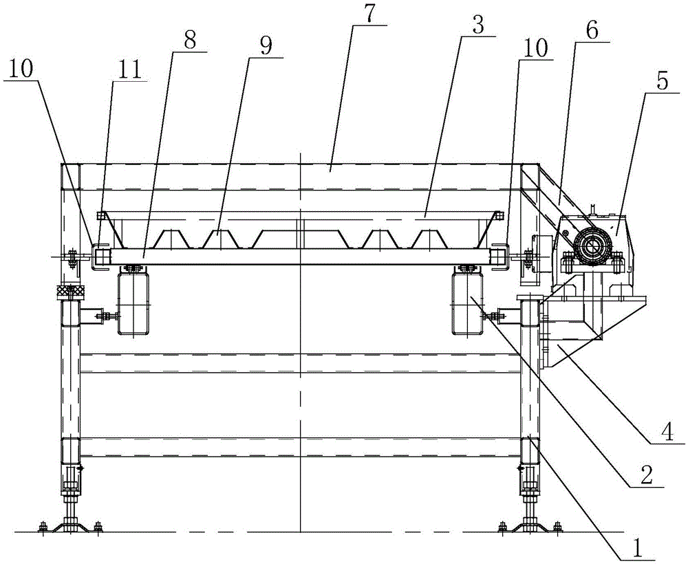 A flip-type sand cleaning structure for sand mold transportation